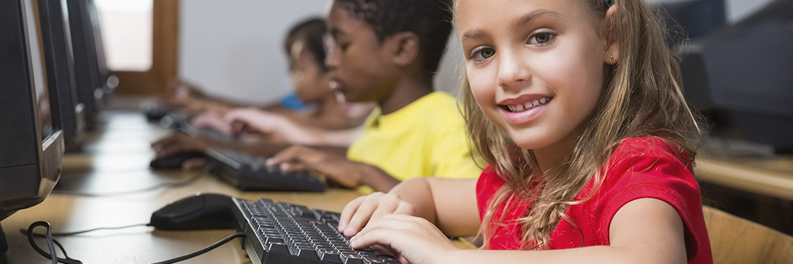 Crianças estudando o computador - Desafio Khan Academy